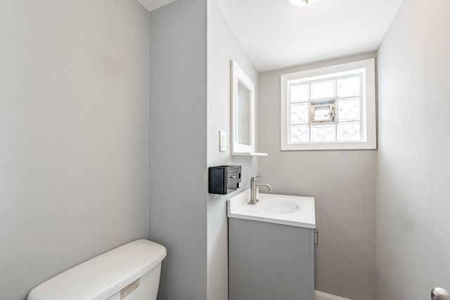 18006 Oakwood Avenue, Lansing, IL 60438