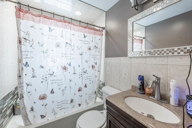 18006 Oakwood Avenue, Lansing, IL 60438