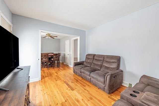 18006 Oakwood Avenue, Lansing, IL 60438