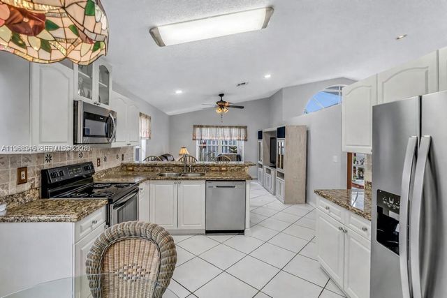 1391 SW 181st Ave, Pembroke Pines, FL 33029