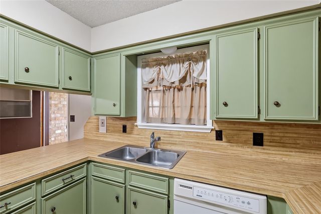108 W Viser Street, Madisonville, TX 77864