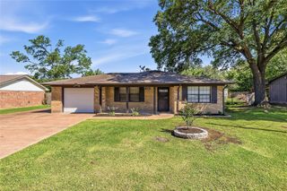 108 W Viser Street, Madisonville, TX 77864