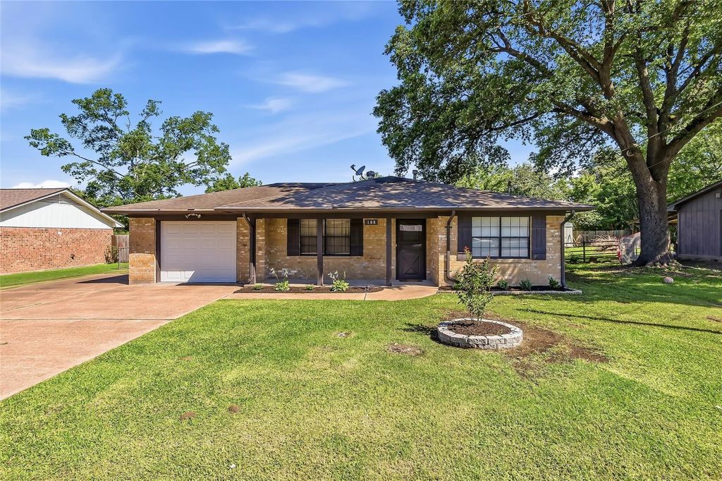 108 W Viser Street, Madisonville, TX 77864