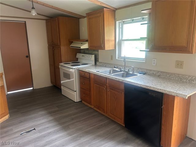 1577 + 1575 State Route 39 NE, New Philadelphia, OH 44663