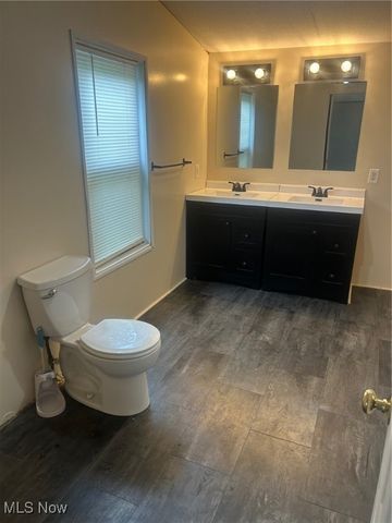 1577 + 1575 State Route 39 NE, New Philadelphia, OH 44663