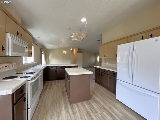 63408 NATHAN Dr, Coos Bay, OR 97420