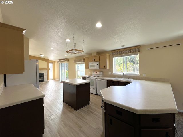 63408 NATHAN Dr, Coos Bay, OR 97420