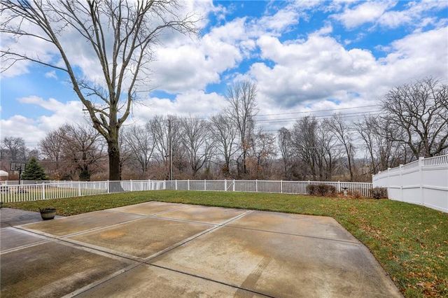 14816 E 33rd Street S, Independence, MO 64055