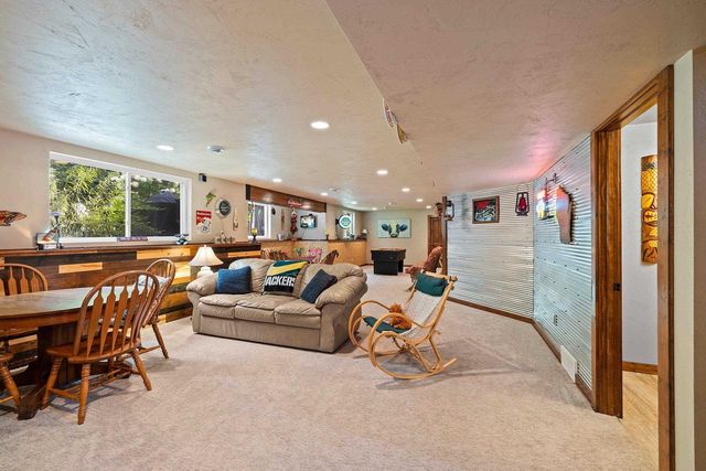 1048 FAVERSHAM WAY, Green Bay, WI 54313