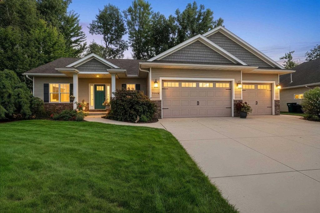 1048 FAVERSHAM WAY, Green Bay, WI 54313
