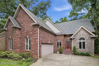 8711 Kings Lynn Ln, Louisville, KY 40220