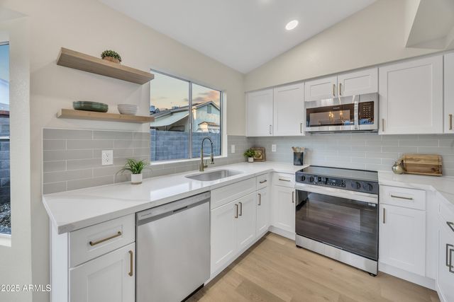 8830 W SAINT JOHN Road, Peoria, AZ 85382