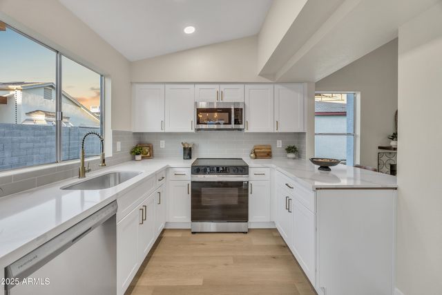 8830 W SAINT JOHN Road, Peoria, AZ 85382