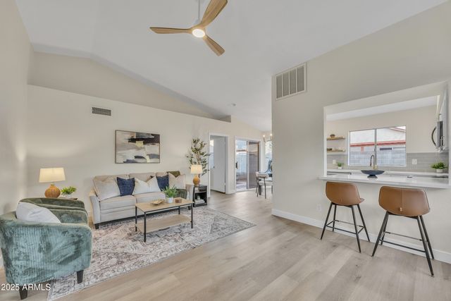 8830 W SAINT JOHN Road, Peoria, AZ 85382