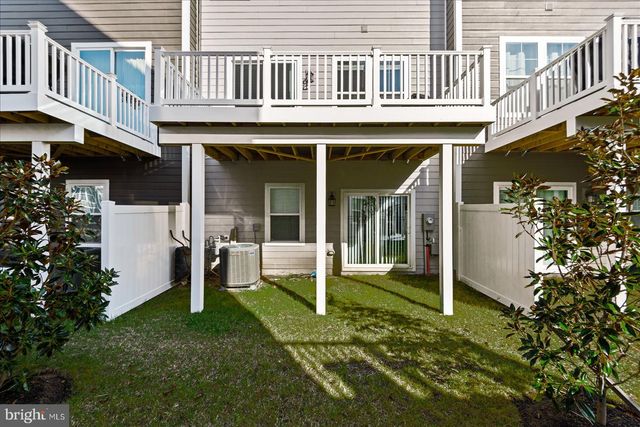 17982 WOODS OVERLOOK DR, Dumfries, VA 22026