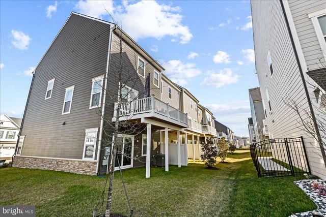 17982 WOODS OVERLOOK DR, Dumfries, VA 22026