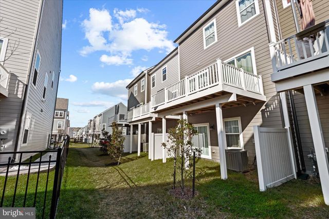 17982 WOODS OVERLOOK DR, Dumfries, VA 22026