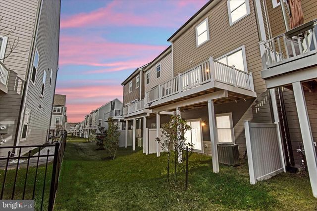 17982 WOODS OVERLOOK DR, Dumfries, VA 22026