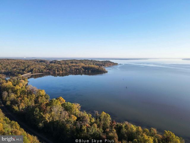 17982 WOODS OVERLOOK DR, Dumfries, VA 22026