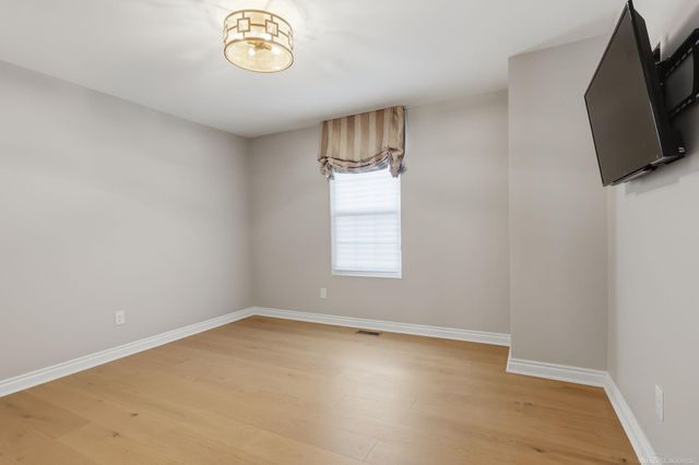950 Weber Court, Lake Orion, MI 48360