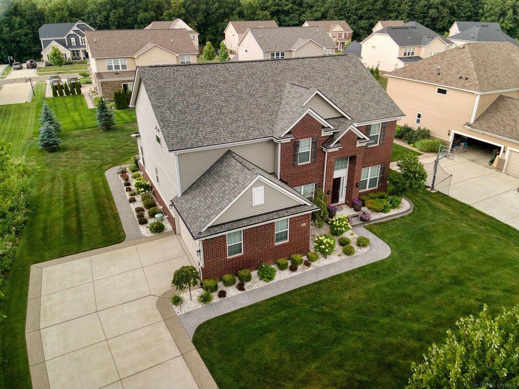 950 Weber Court, Lake Orion, MI 48360