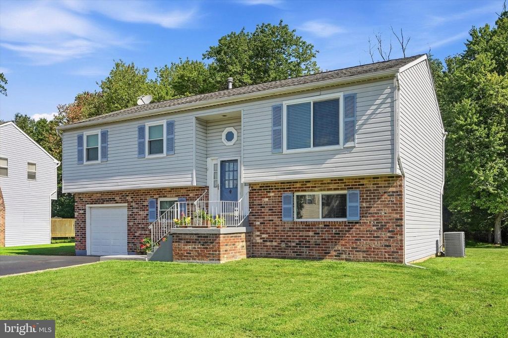 2309 FERNCROFT CIR, UPPER CHICHESTER, PA 19061 — photo 2