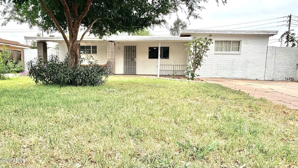 Image 2 of property listing at 3313 W PORTLAND Street, Phoenix, AZ 85009