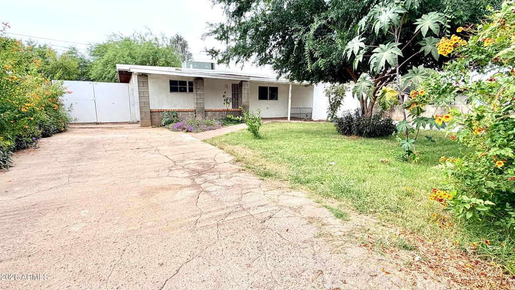 Image 3 of property listing at 3313 W PORTLAND Street, Phoenix, AZ 85009