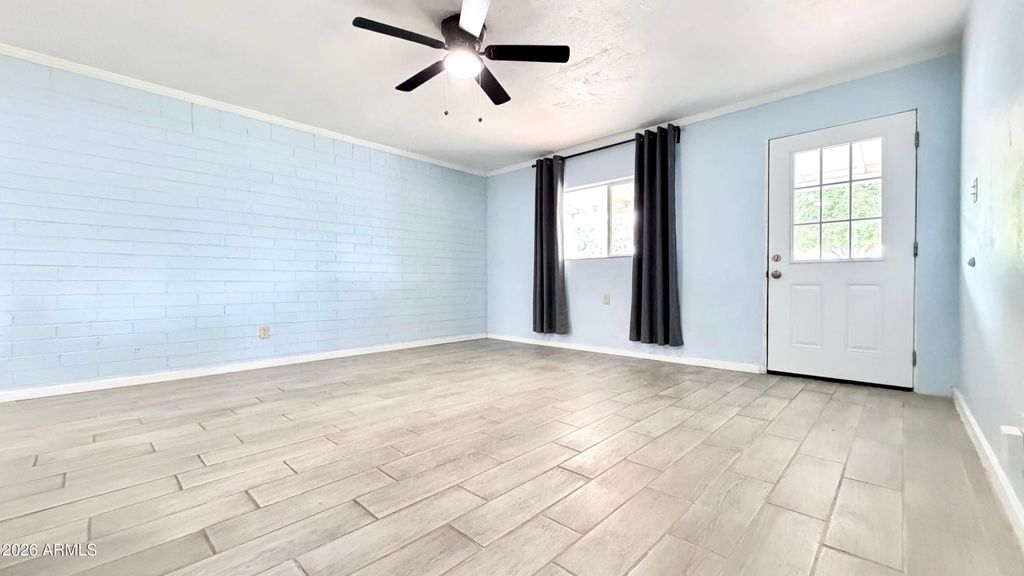 Image 6 of property listing at 3313 W PORTLAND Street, Phoenix, AZ 85009