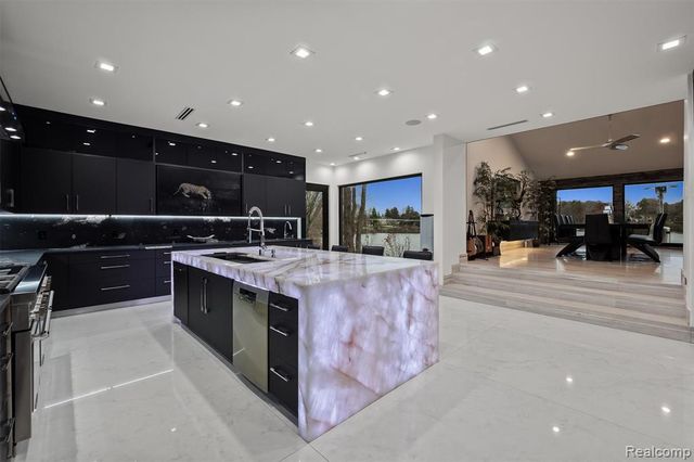 5116 W Bloomfield Lake Road, West Bloomfield, MI 48323