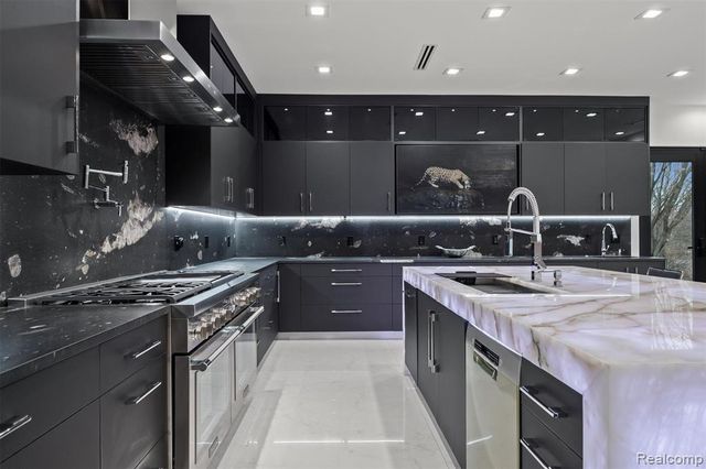 5116 W Bloomfield Lake Road, West Bloomfield, MI 48323