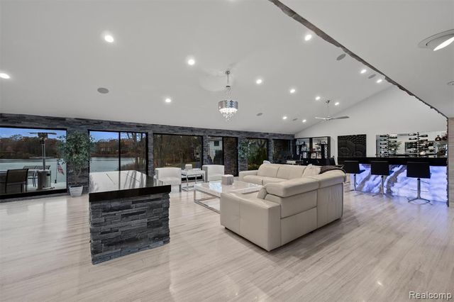 5116 W Bloomfield Lake Road, West Bloomfield, MI 48323