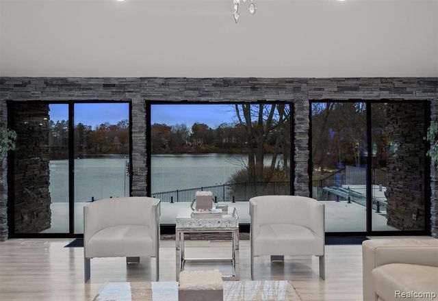 5116 W Bloomfield Lake Road, West Bloomfield, MI 48323