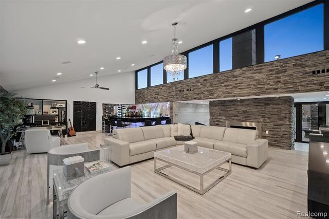 5116 W Bloomfield Lake Road, West Bloomfield, MI 48323