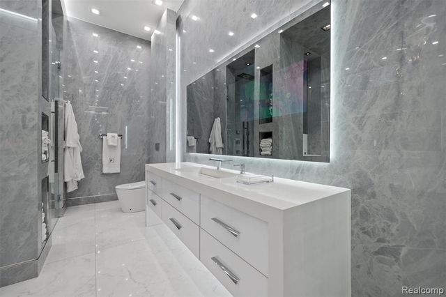 5116 W Bloomfield Lake Road, West Bloomfield, MI 48323