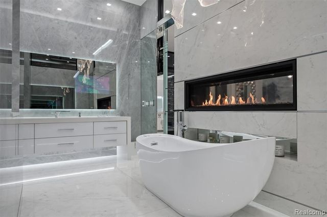 5116 W Bloomfield Lake Road, West Bloomfield, MI 48323