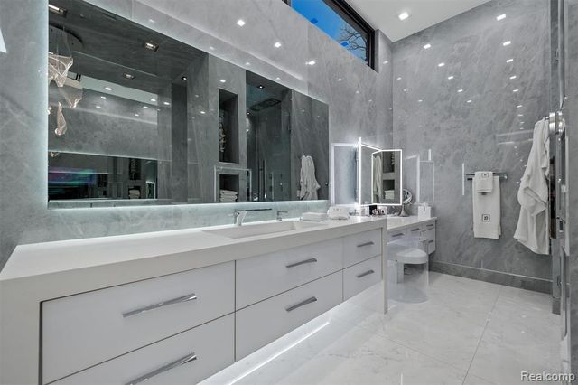 5116 W Bloomfield Lake Road, West Bloomfield, MI 48323