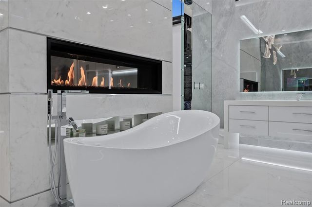 5116 W Bloomfield Lake Road, West Bloomfield, MI 48323