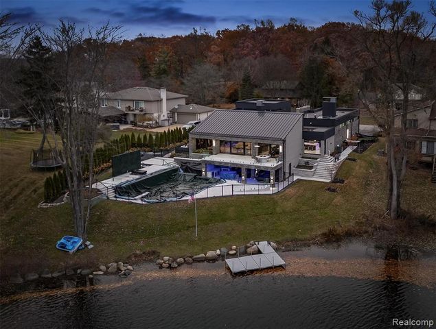 5116 W Bloomfield Lake Road, West Bloomfield, MI 48323