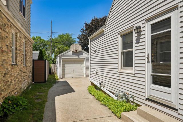4907 N Idlewild AVENUE, Whitefish Bay, WI 53217