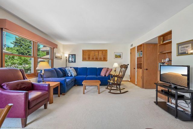 4907 N Idlewild AVENUE, Whitefish Bay, WI 53217