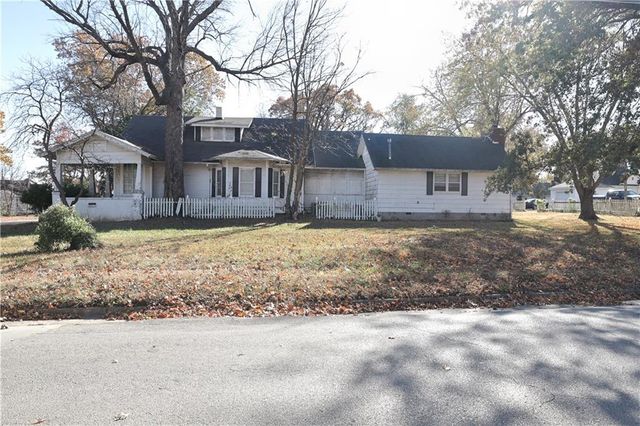 506 S Ash Street, Nevada, MO 64772