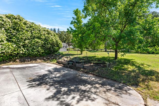 13806 Torrey Pines Dr, Auburn, CA 95602