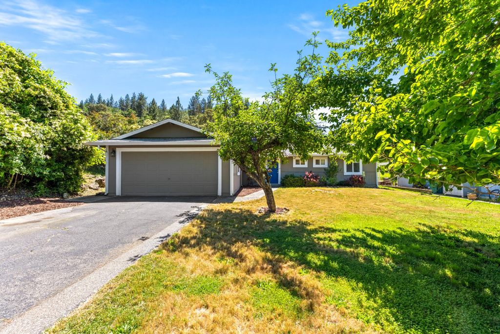 13806 Torrey Pines Dr, Auburn, CA 95602