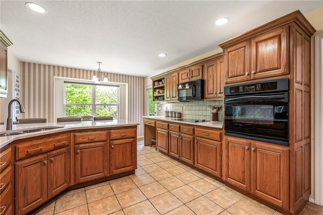 28 Latshaw Drive, Bella Vista, AR 72714