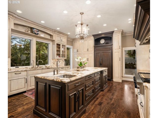 2744 Sw SHERWOOD Dr, Portland, OR 97201