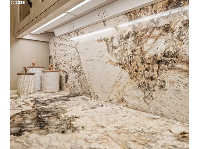 2744 Sw SHERWOOD Dr, Portland, OR 97201