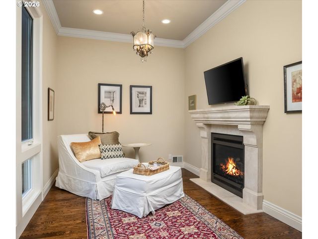 2744 Sw SHERWOOD Dr, Portland, OR 97201