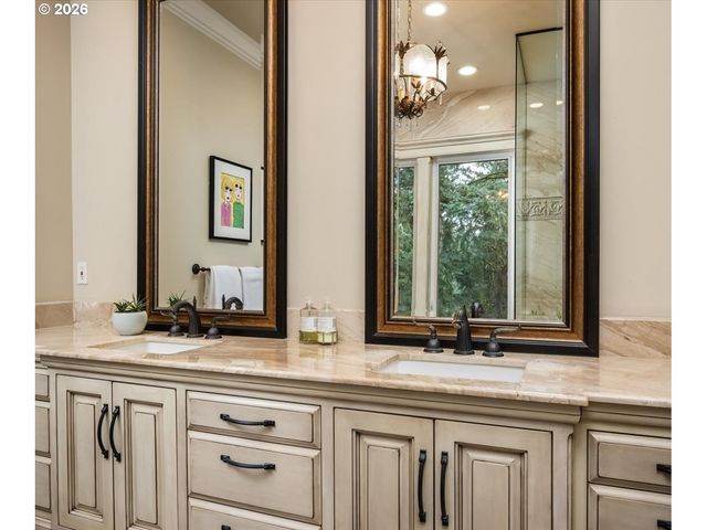 2744 Sw SHERWOOD Dr, Portland, OR 97201