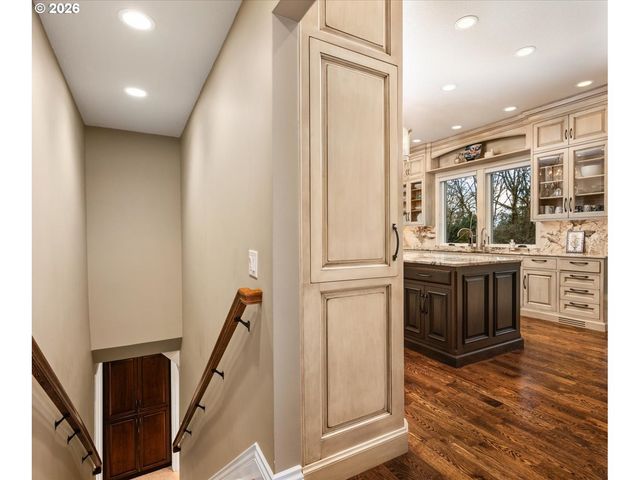 2744 Sw SHERWOOD Dr, Portland, OR 97201